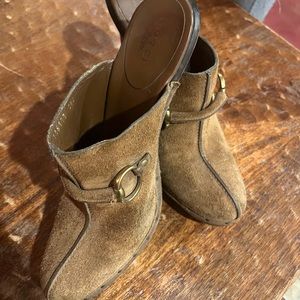 Perfect fall look…. So stylish with jeans, skirts,etc